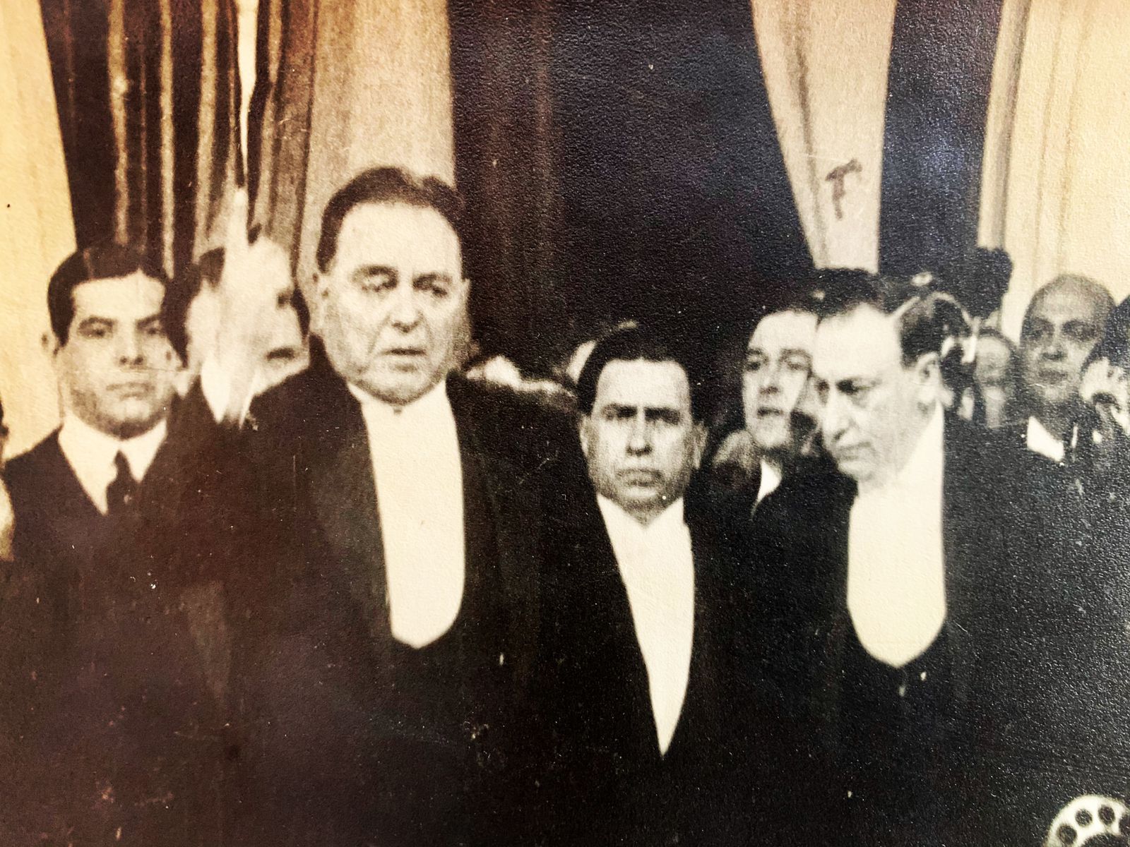 Hipólito Yrigoyen asume la presidencia por segunda vez el 12 de octubre de 1928. A su lado el vicepresidente Elpidio Gónzalez preside la Asamblea Legislativa